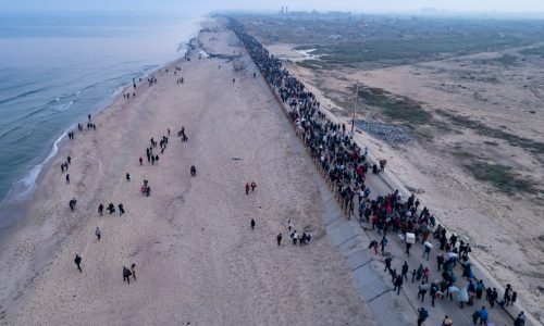 Hundreds of thousands of Palestinians return to a shattered northern Gaza