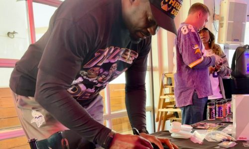 Vikings legend Jake Reed does his part to get fans hyped before playoff game