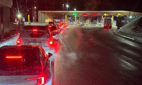 Authorities say a US border patrol agent has been shot and killed in Vermont south of Canadian border