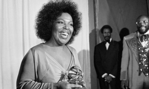 Roberta Flack, Grammy-winning singer known for ‘Killing Me Softly With His Song’ and other intimate hits, dies at 88
