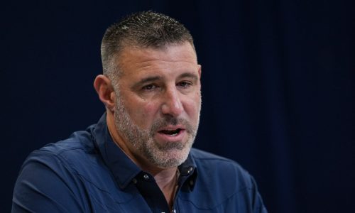 How will the Patriots pursue a No. 1 wide receiver? Mike Vrabel explains