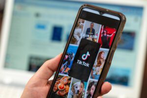 TikTok returns to US app stores as Trump delays ban enforcement