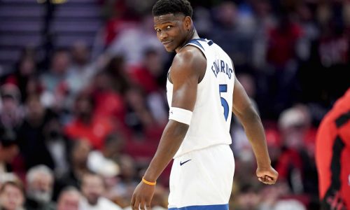 Anthony Edwards scores 37, but struggles late in Timberwolves’ loss in Houston