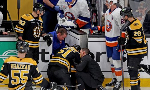 Bruins drop fifth straight in 2-1 loss to Islanders