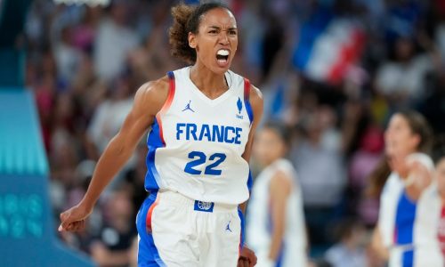 Lynx sign international center Marième Badiane