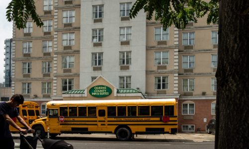 Alcaldía pondrá fin a las estancias de 28 días en hoteles para familias inmigrantes con niños