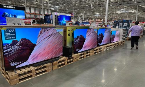 US shoppers modestly increased spending last month as concerns rise about economic outlook