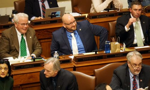 Rep. David Gottfried takes seat, returning tie to Minnesota House