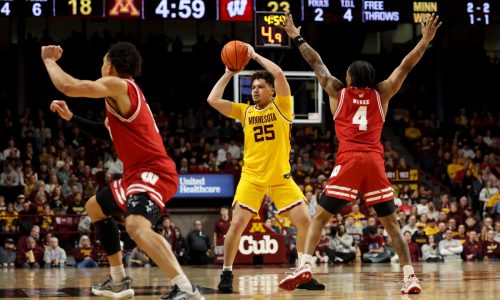 Gophers can’t close out and fall 74-67 to Badgers