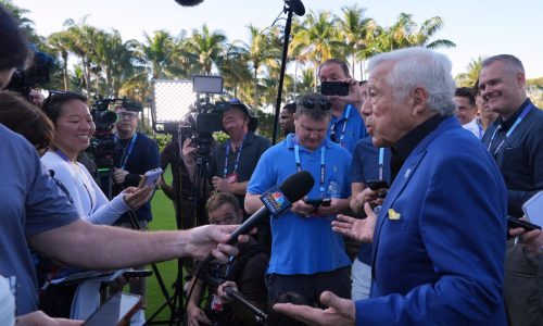 Robert Kraft denies claims of ashtrays on Patriots team plane