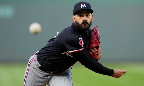 Lopez hurt, Twins falls to Royals again