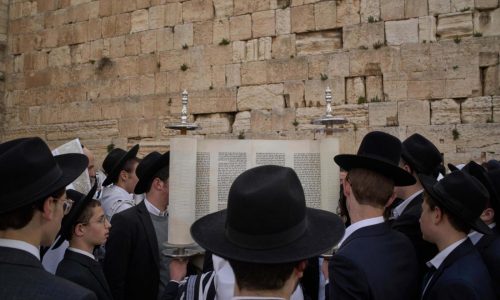 Tens of thousands of Jews gather for traditional blessing in Jerusalem