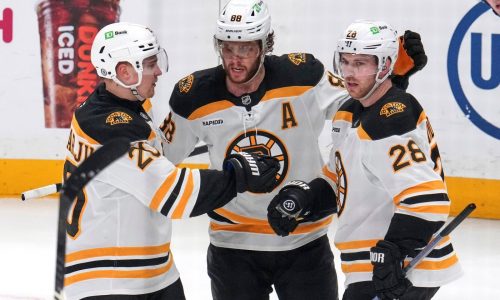 Bruins cruise to 4-1 win over Penguins