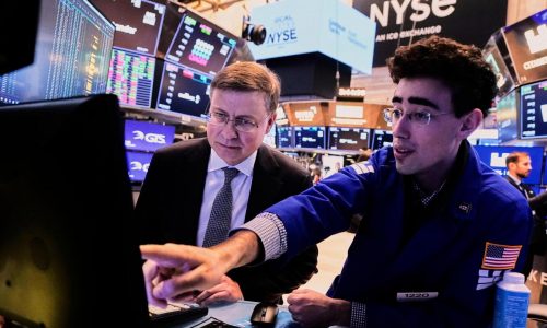 US consumer confidence plunges to lowest in 5 years on tariff worries