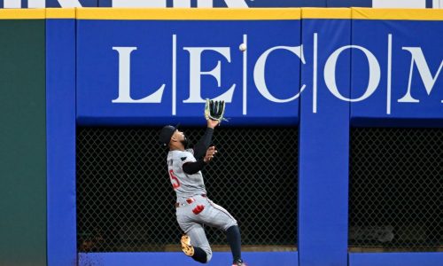 Twins walked off after extended weather delay — and little rain
