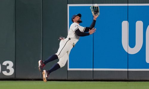 Twins take advantage of errors, pull away from White Sox late