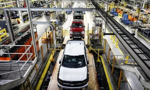 Trump to Ease Tariff Impact on US Carmakers, Lutnick Says