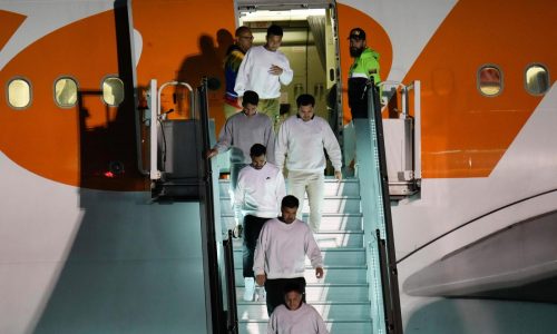 Judges take steps to stop deportation of five Venezuelans held in Texas and New York