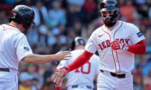 Red Sox catcher headed to IL with fractured pinky finger