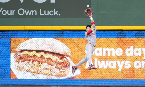 Aroldis Chapman blows save, Red Sox lose to Brewers on 10th inning walk-off