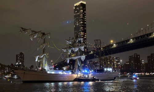 Mexican navy training vessel hits New York’s Brooklyn Bridge. Some injuries reported