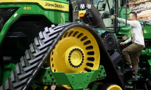 Deere Tops Earnings Estimates, Reaffirms Focus on US Manufacturing