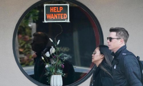 US applications for jobless benefits fall last week despite elevated uncertainty over Trump tariffs