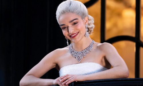 Rachel Zegler serenades the crowd for free in a new London production of ‘Evita’