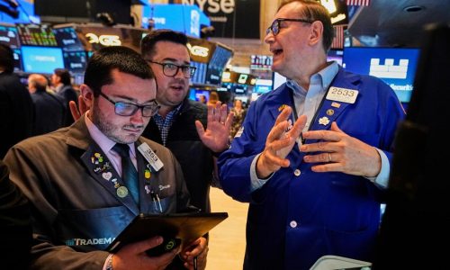 US stocks edge lower as oil prices return to rising