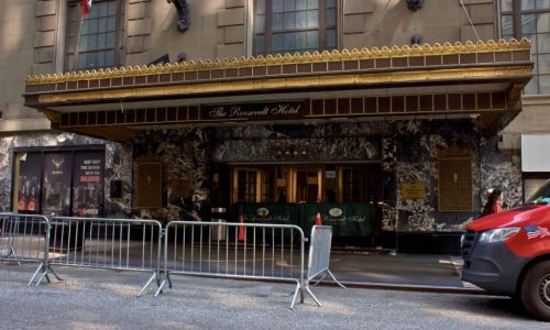 Tras cierre del Hotel Roosevelt de Nueva York, ¿qué sigue para los migrantes alojados en refugios?