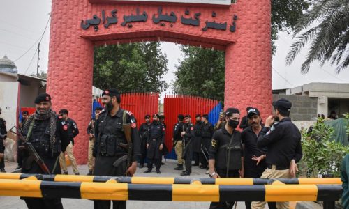 Over 100 inmates escape and 1 is killed as a quake prompts the evacuation of a Pakistan prison