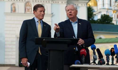 After talks with Zelenskyy and Macron, US senators warn: Putin ‘is preparing for more war’