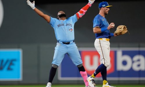 Blue Jays rally past Twins