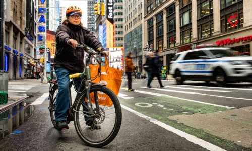 Leyes municipales buscan cerrar vacíos legales en leyes de protección laboral para repartidores de aplicaciones