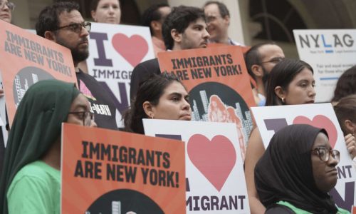 ¿Cómo afecta el último presupuesto de Nueva York a las comunidades de inmigrantes?