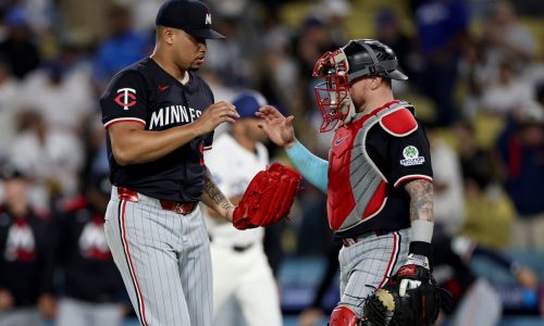 Twins walk their way to victory over Dodgers