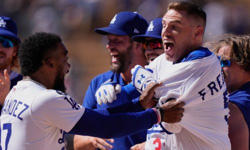 Twins drop a heartbreaker in Los Angeles