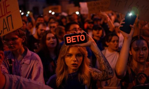 Zelenskyy faces backlash as Ukrainians protest new anti-corruption law