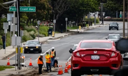 US Economy Expands at Fastest Pace This Year, But Factories Slide Into Contraction