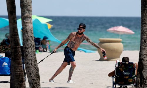 Are tattooed beachgoers at risk for skin cancer?