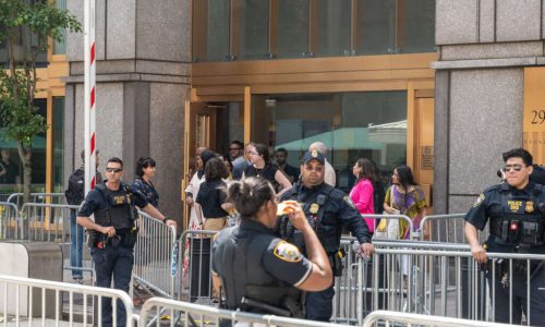 ICE deberá mejorar ‘condiciones inhumanas’ de inmigrantes retenidos en el 26 Federal Plaza