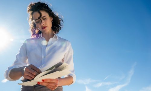 Margaret Qualley shines in fun, gory neo-noir ‘Honey Don’t!’