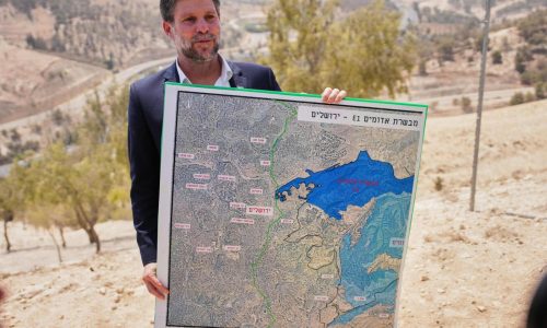 Israel approves settlement project that could divide the West Bank