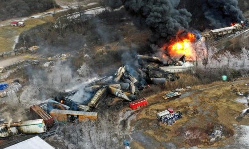 Apply safety rules to more trains carrying flammable cargo, lawmakers urge