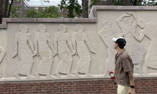 Friso de famoso escultor del Renacimiento de Harlem vuelve a Kingsborough Houses tras restauración