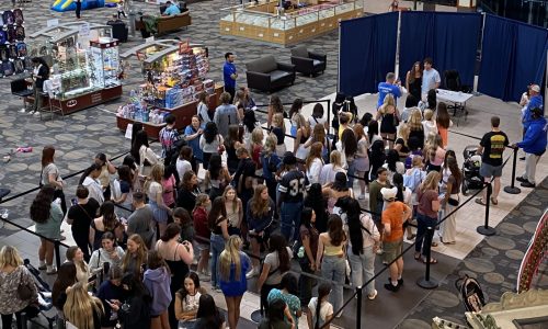 ‘Love Island USA’ star has meet and greet at Maplewood Mall