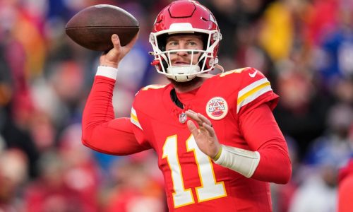 Vikings sign Carson Wentz, trade Sam Howell to Eagles