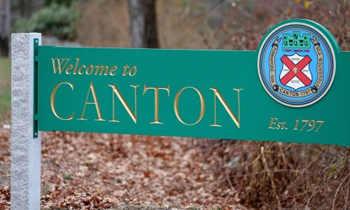 Canton Police arrest man after stabbing at gas station