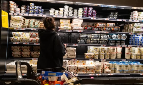 Consumer Spending Slows Amid Labor Market Cooling, Tariff Uncertainty: Fitch