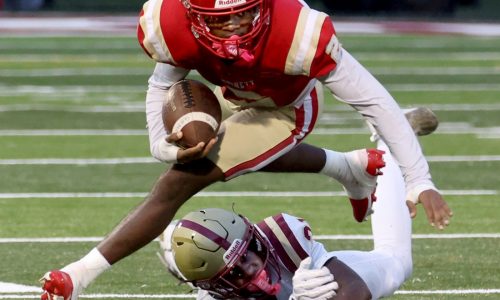 BC High picks up first win of season over Everett, 28-7